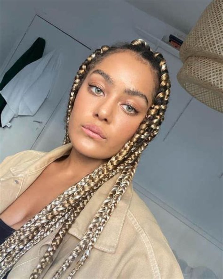 
Lindsay Hoyle Height, Weight, Net Worth, Age, Birthday, Wikipedia, Who, Instagram, Biography 